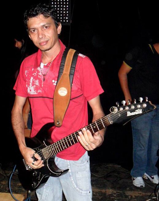 Adoro um bom livro, tambem amo cinema, música e fotografia.
Profissaão?
hehehe, entre outras...
Atualmente Tecnico de Som.