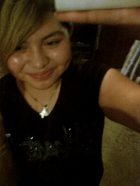 Soy rara muy enamoradisa amo a todos y mas a esa personita tan especiial en mi viida cyl :3 jeje n.n soy algo dramatica