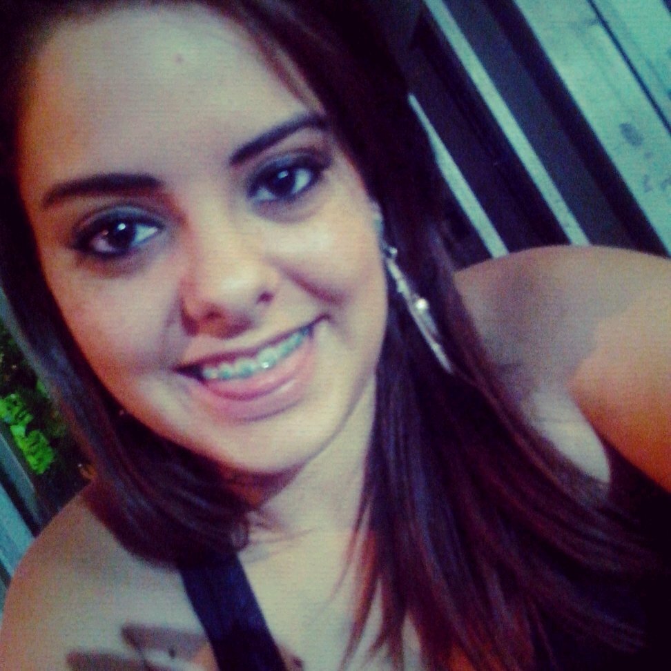 - eu me apaixono por quem nαo me merece , e quem me αmα tα αli do meu lαdo e eu nαo percebo ;*