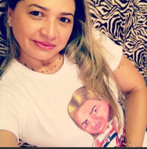 Deus acima de tudo, otimista, feliz, são paulina, protetora, defensora e apaixonada por animais! Se vc não gosta de bicho, eu tbm não gosto de vc.