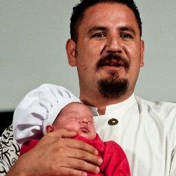 Experto en comida oriental,italiana y la mejor, la mexicana. Padre de familia, esposo, amigo, glotón.