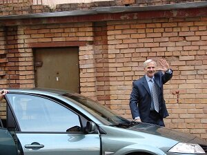 Возраст- почтенный, женат, люблю автомашины и внуков