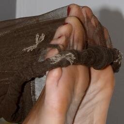 Lover and photographer of women and their #legs and #feet, nude or in #nylons #pantyhose #stockings #fetish🦶👣🍆🦵🦵🏽 👠👡🥿🩴👢