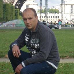 sociaal/sociable, humoristisch/plein d'humour, familia(a)l,