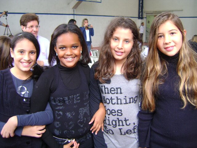 amo a Larissa Manoela e a chiquititas, gosto de ir a praia.