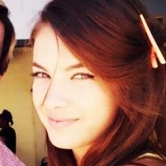 ''Pequena, cabelo dourado e cacheado, olhos puxados e cor de mel, lábios desenhados e avermelhados. Essa é minha menina, Lua Blanco.'' ♥