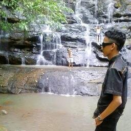 Jangan sibuk mencari yang sempurna , jika yang sederhana bisa membuatmu tertawa