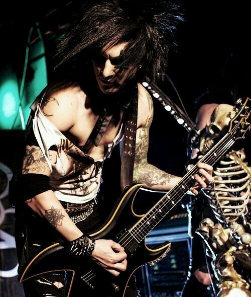 Uno de los guitarristas de Black Veil Brides. Compsitor de musica. Culito N2 de Biersack #RolBand