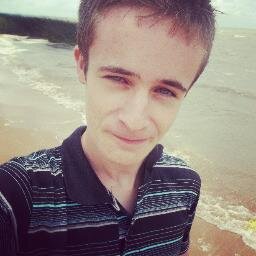 Sou aquele que tropeçou na vida, mas não desistiu. Estou aqui em pé pra não cair, e se cair eu levanto!
