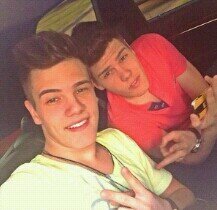 9 sssmininas em busca do mesmo sonho abraçar os sssmininos @brenocesarbcc e @caiocesarbcc