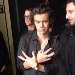 Follow the beautiful and lovely @sarsuz - she is a friend of Harry Styles and a complete sweetheart! - If you retweet her tweets, she'll prob notice you more xx