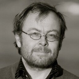 Samfunnsengasjert, småbarnspappa, jernbaneentusiast. Opptatt av skole og utdanning fra «kundesiden»
