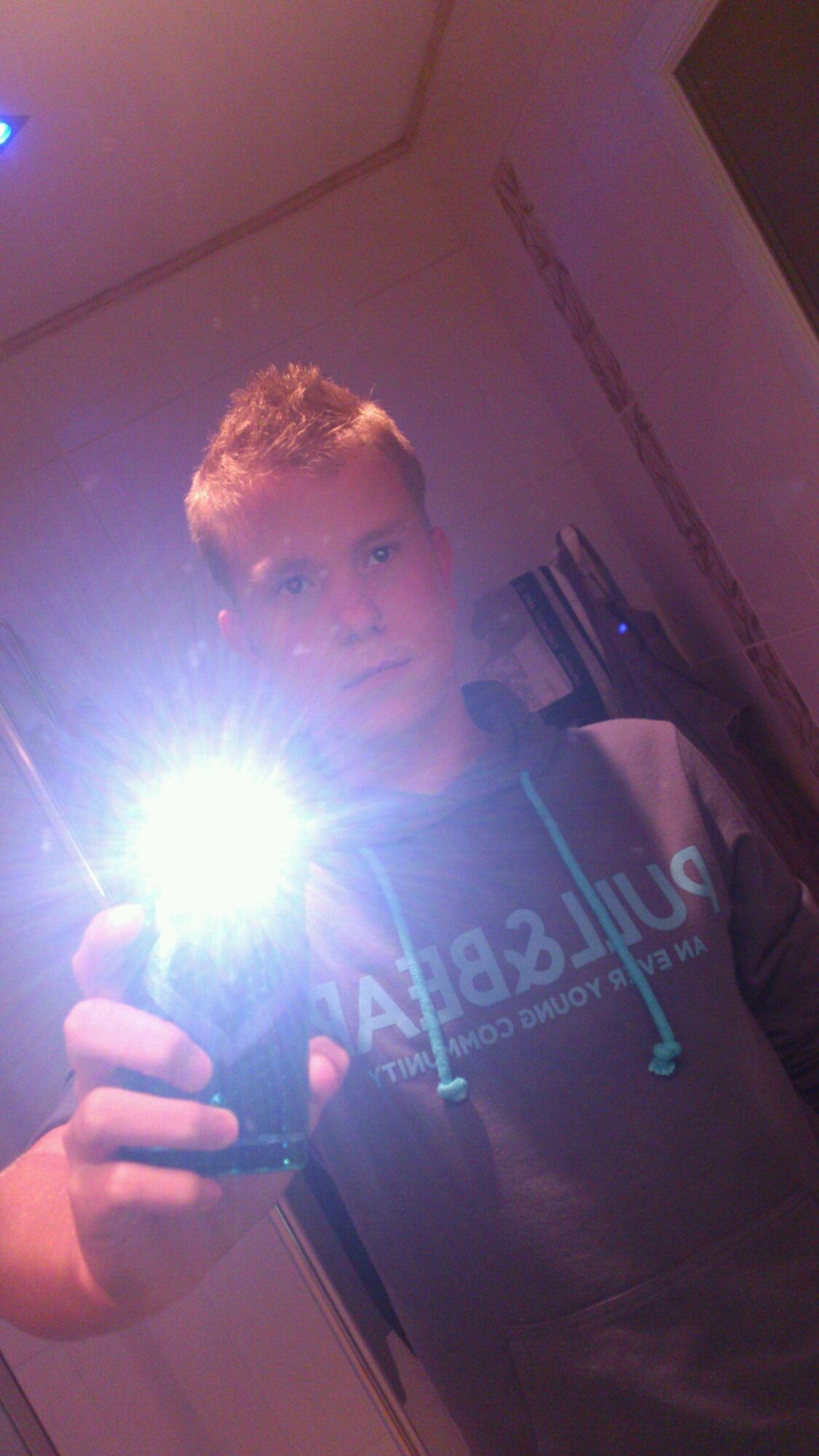 15 ans, Je suis un Geek de BF, Cod, minecraft...Et je dispose d'une vie sociale potentiellement réduite x)
Skype:killairsoft54