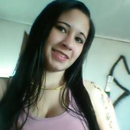 a  menininha com jeitiinho de boazinha com carinha de quietinha  mas nao é bobinha! nao pisa que te esmago,  sou pequena mas fasso estrago. bjks