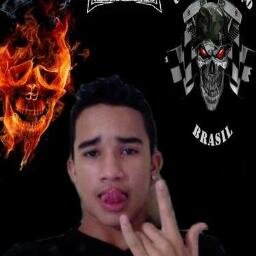 Curto muito rock, sou legal, luto artes marciais.. é só isso rs!