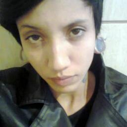 Casada.

Eu exagero nas palavras mas nos meus versos, eu só encontro você...