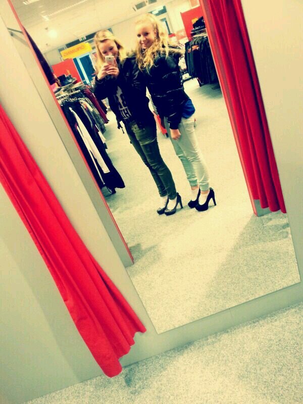 blond - blauwe/groene ogen - 16 jaar - tl4D - johannes bosco - trampoline springen - dansen - nobody is perfect, so be yourself ♥