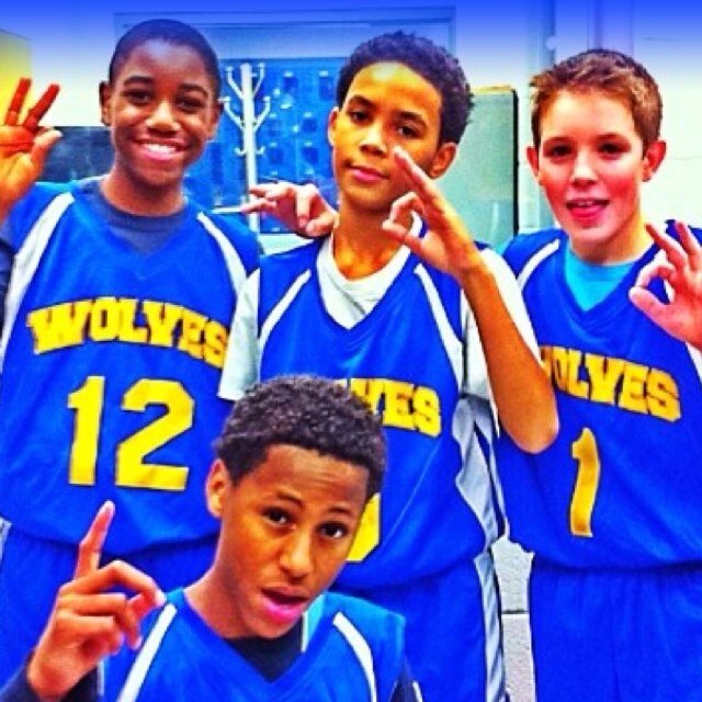 Hola me llamo timothy.  Me gusta basketball. Mi amigo es zachary y ryan. No es peresezoso. Soy de novi. Es atletico y comico