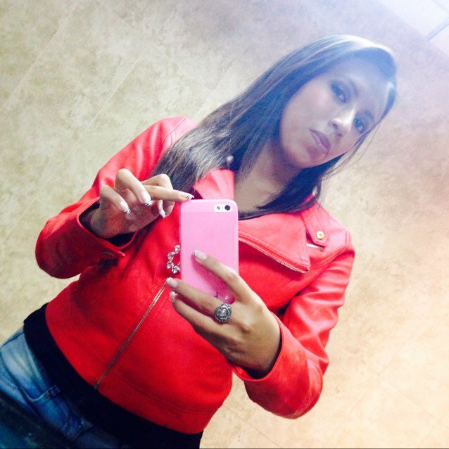 Joven empleada municipal de 26 años, ecuatorianisima, cumpliendo sus suenos paso a paso