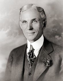 Bhí industrialist Meiriceánach, bunaitheoir an Ford Motor Company, agus urraíocht d'fhorbairt an teicníc líne tionól olltáirgeadh - Henry Ford (7 Aibreán, 1947