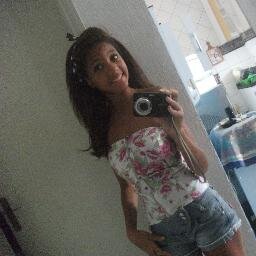 Morena baixinha, adoro comer mais não engordo ♥
