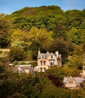Large luxury villa, gorgeous views, sleeps 13, 5 mins to beach, log fires, AGA, vintage bathtubs, come & stay...