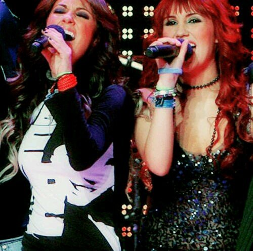 Sou Dulcete,amo RBD,sou Vondy mas também sou Ponny,amo Doctor Who e Isa Tkm/tk+