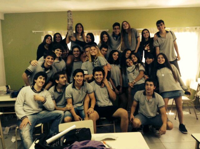Somos la III del Tona. Venimos en reclamo de tablon reboratti, sexo para mainella, horas libres de serra, menos great gatsby y menos 'hitcoch'.