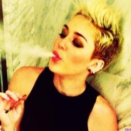 #Stan #PLLFamilie #TVDFamilie #Lanatics #Barbz #Polakonator @MileyCyrus 's Fan @SkylarGrey 's Fan Follow=Follow