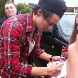 hiiii bby..... can u please go follow @lickinglirryx since she gave u this free follow ILY