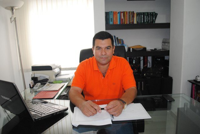 Abogado, especialista en proyectos de desarrollo, maestria en derecho administrativo.