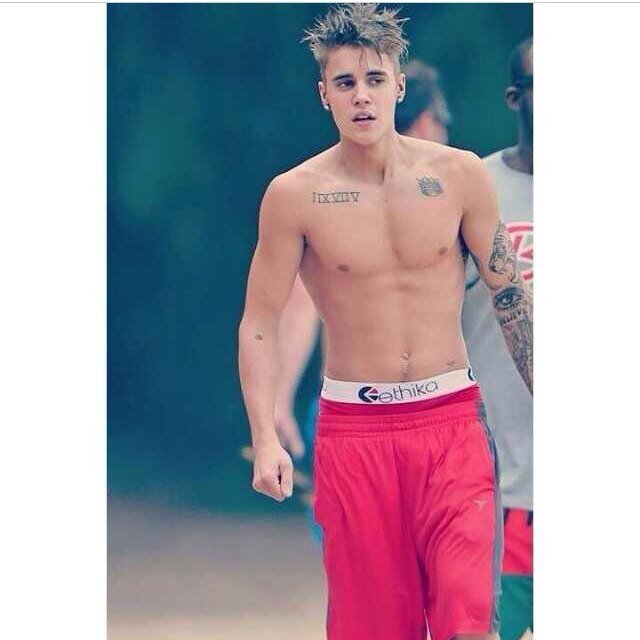 DONT FOLLOW THIS ACC GO FOLLOW @BiebersCareer @BiebersCareer @BiebersCareer∞