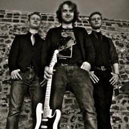 A rockin' Rhythm & Blues, 3 piece band. With awesome bass thunder provided by Pete Thomas and infectious grooves from Tom Sibly.