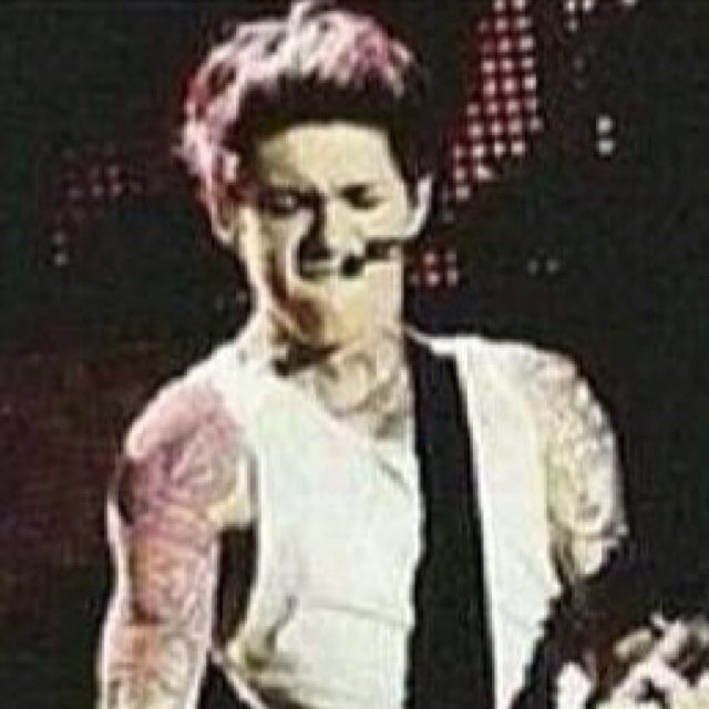 I am a major, die hard DIRECTIONER! I ship Larry Stylinson 100% and no one can change my mind! Oh yeah! I make punk edits of our boys :)