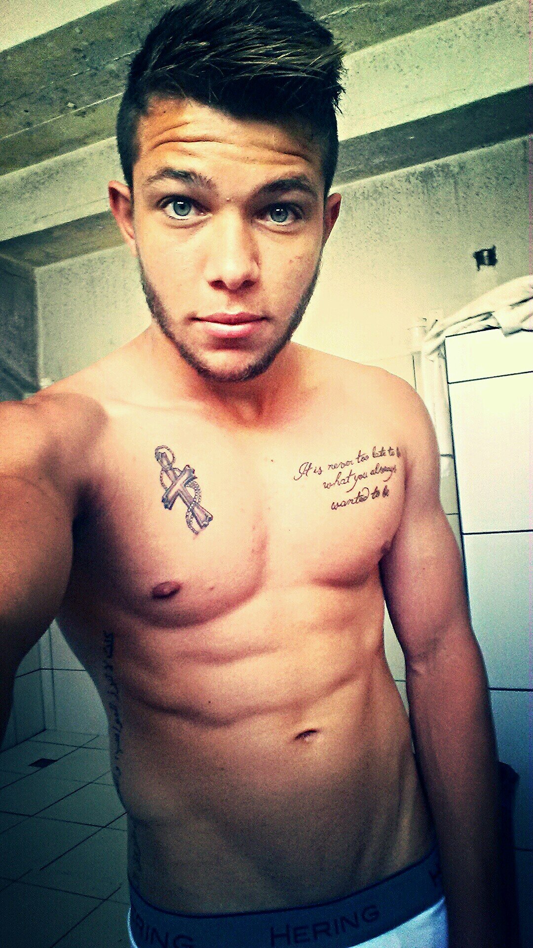 ficando,divertido, adoro esportes.romantico quer saber mas?? me segue hehe, e pergunta lah http://clebersomtoriani
