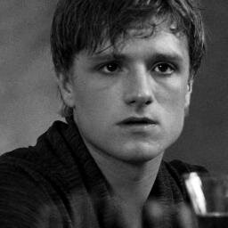 Louca, apaixonada, estérica pelo gatinho do Josh Hutcherson ♥