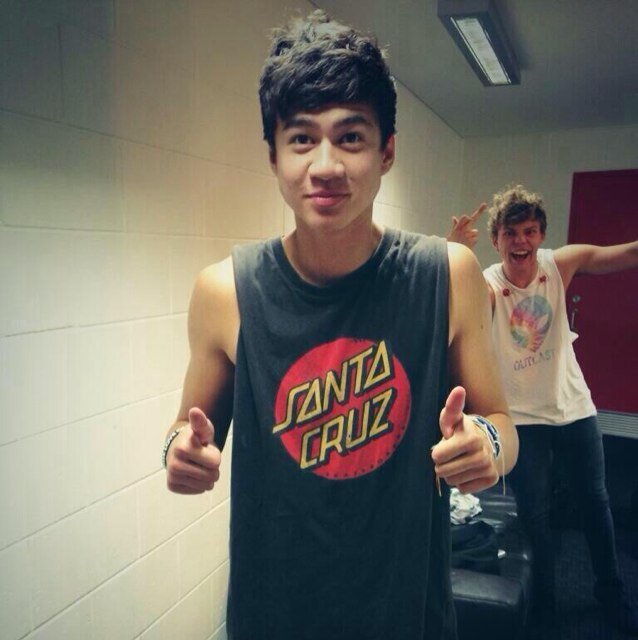 Coolum5SOS's profile picture. If u want a dm to calum just ask @caloutboy