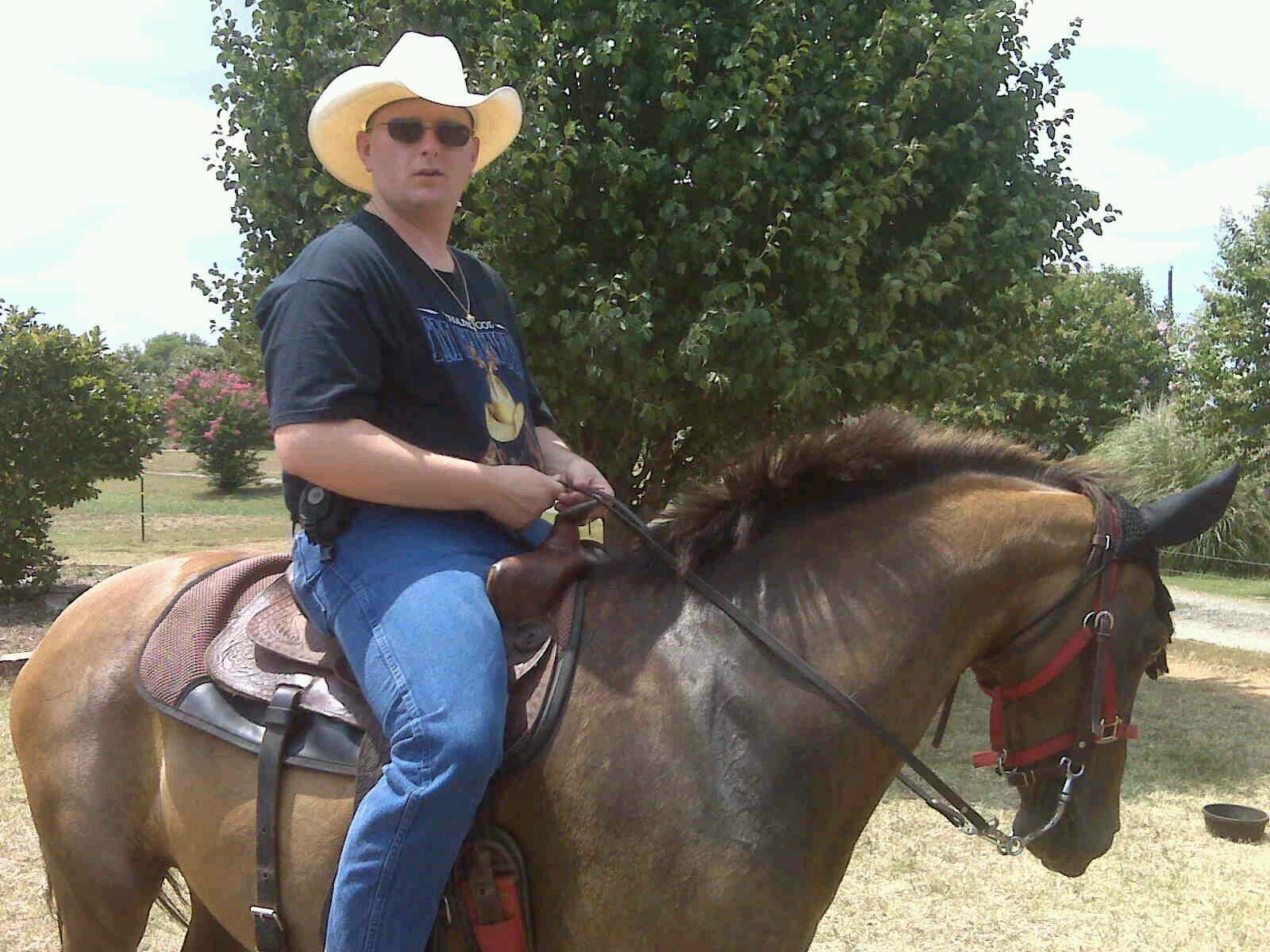 I love country music, and I love singing karaoke,my favorite singers is blake shelton, trent tomlinsonand few others, i like watching the voice also