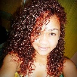 A meenina da footo a cima . 
oO
Aqella. cheei de defeitin.
. ;) ♥