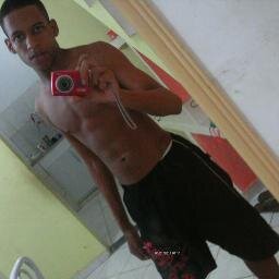 Não preciso me drogar para ser um gênio; 
Não preciso ser um gênio para ser humano; 
Mas preciso do seu sorriso para ser feliz.
