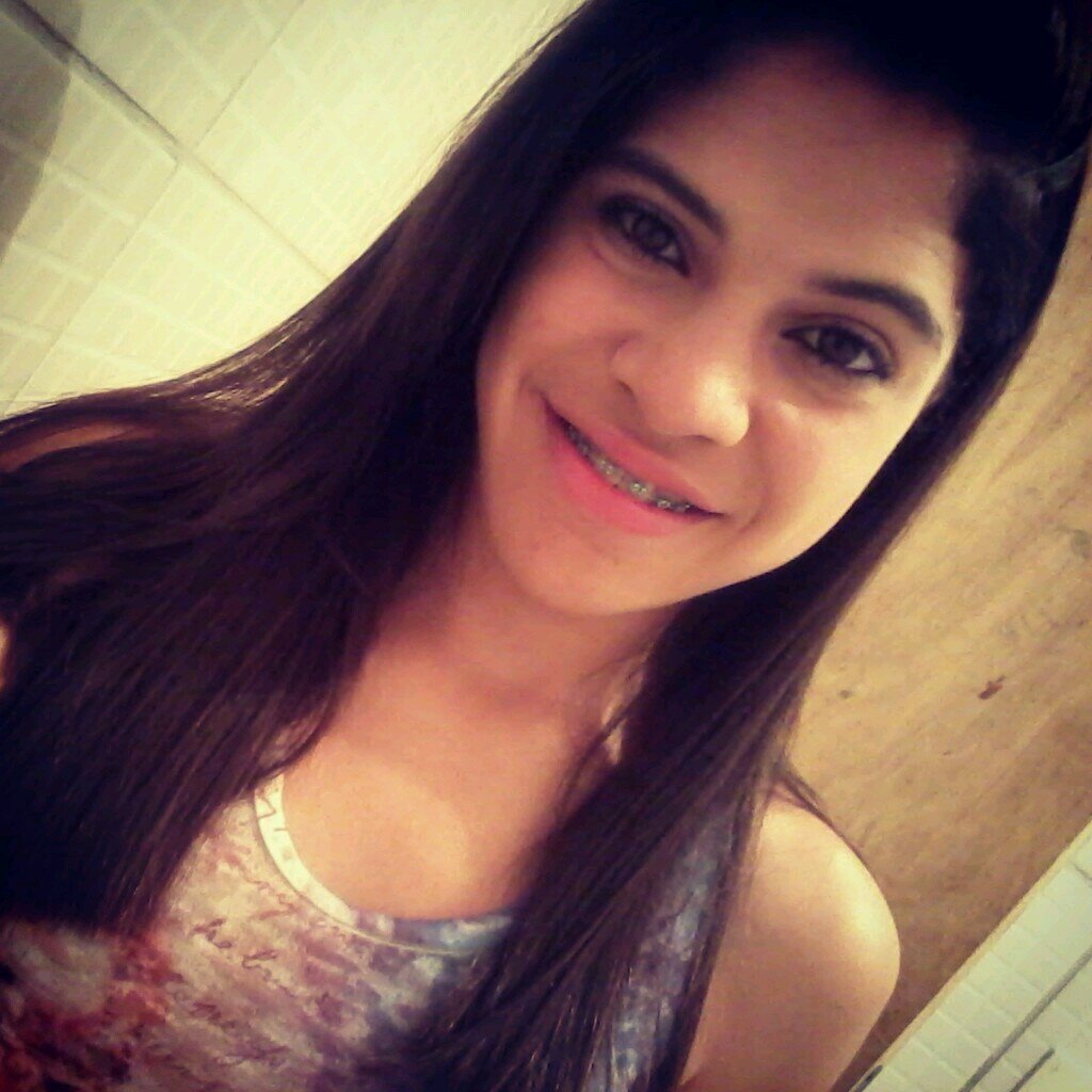 - ' Sigo de volta '   
♥ Deus ♥Mãe&Pai ♥ Bruno Mars ♥ Rihanna ♥ Corinthians  ♥Pizza ♥Violão ♥Bateria ♥Musica and ♥Teatro ' :3