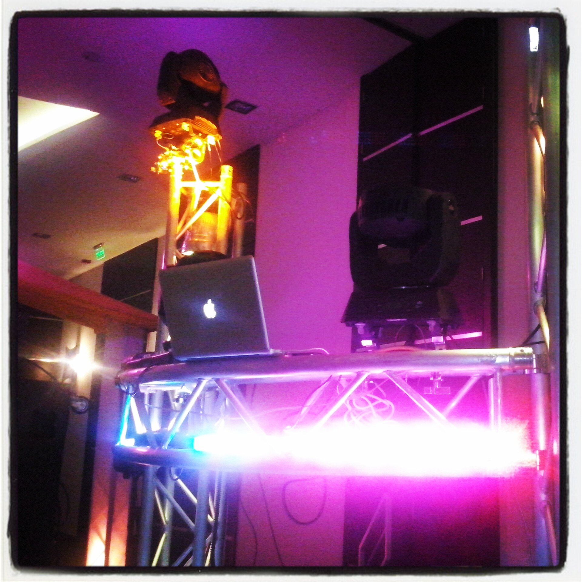 Locutor profecional y Dj actualmente trabajando sonidista  . Esposo Fiel