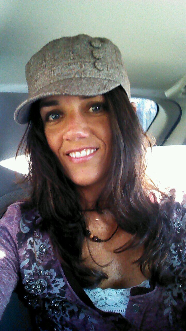 Simple chic...love to relax, spend time with friends & family, love sweet tea and a hammock..try to be a follower, not a fan, of Christ.  He is the only way.