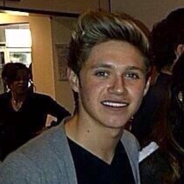 GO FOLLOW @TEXANZAYN ILY GUYS SO MUCH SHES COOL :))))