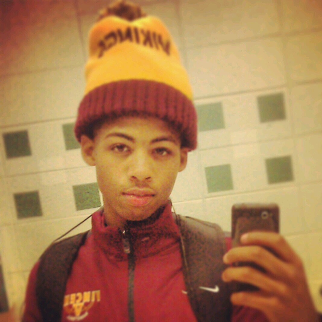 The Official Page of Malik Brown 6'2 Class of 2015 Guard. Believe, Succeed, Accomplish, Thats the Motto. #Blessed #Vhouse #PGE #PlayGroundElite #Sauce