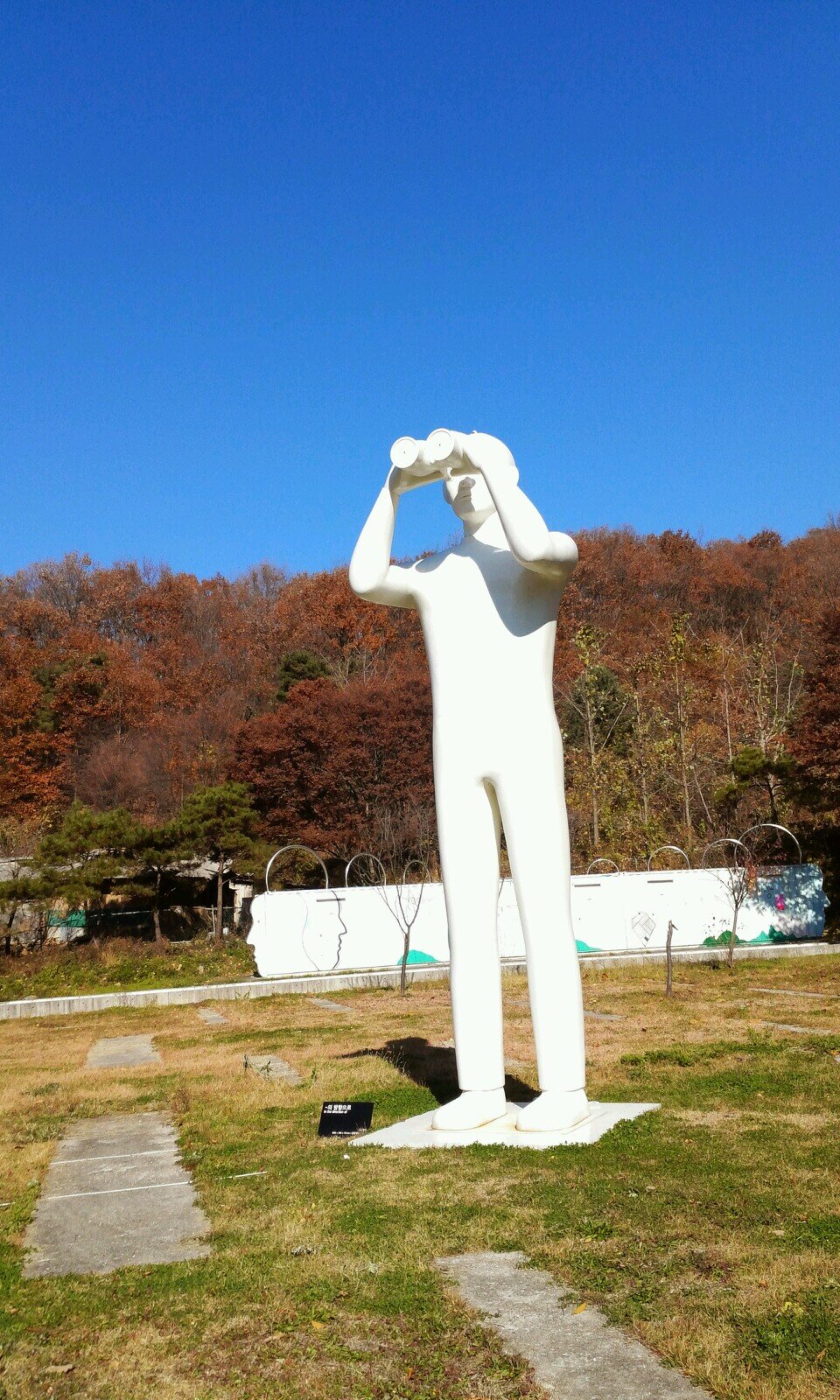 대학에선 '건축과' 다녔지만 신문사엘 들어갔다. 유신(維新) 일어나자 그만 두었다.요샛말로 벤처 사업 벌였다가 쓴맛도 보고 큰 기업에서 어영부영하다 퇴직. 80이 넘었지만 호연지기(浩然之氣)만은~.