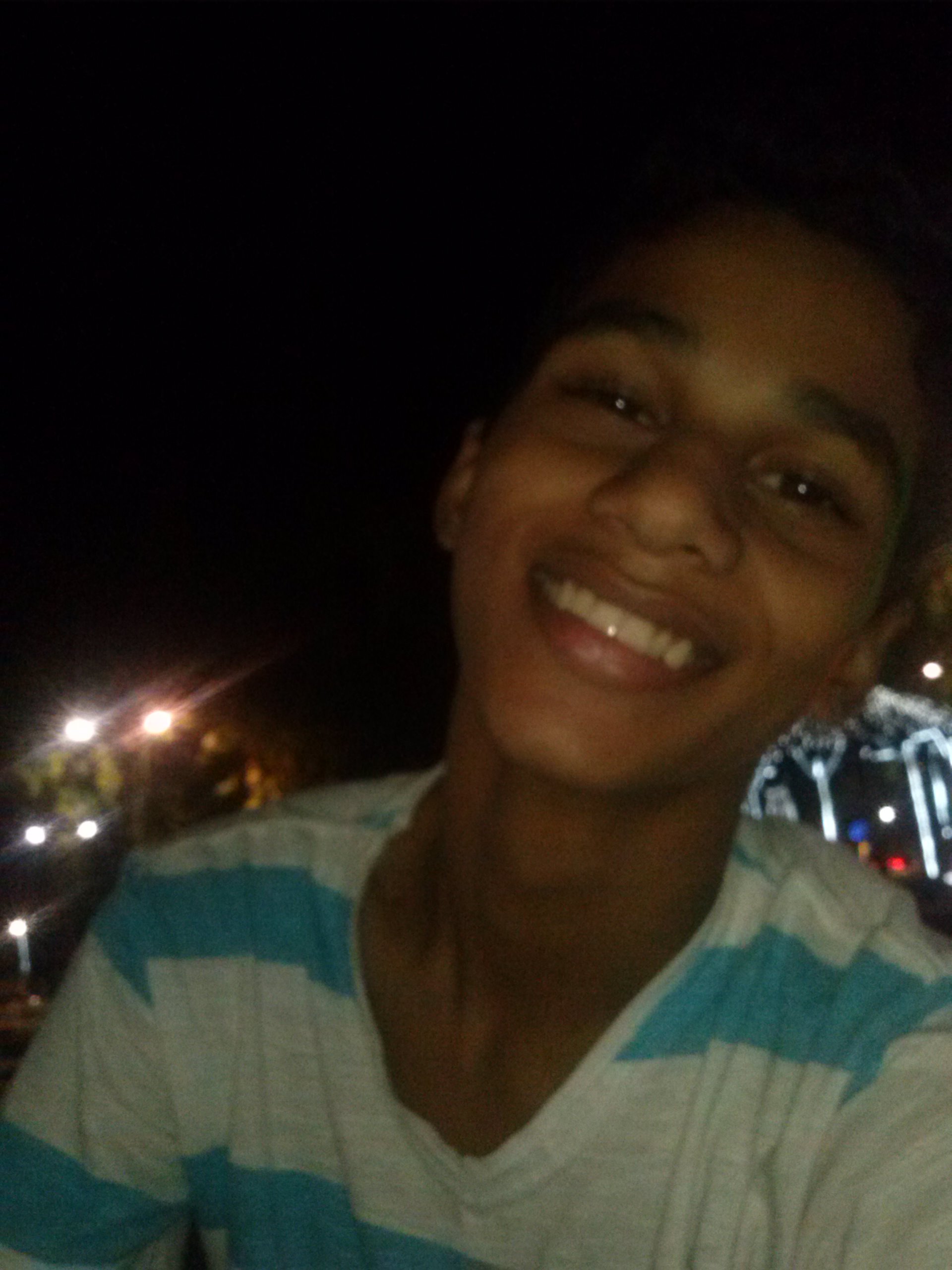 Amo futsal ,comer ,se divertir sou bem engraçado