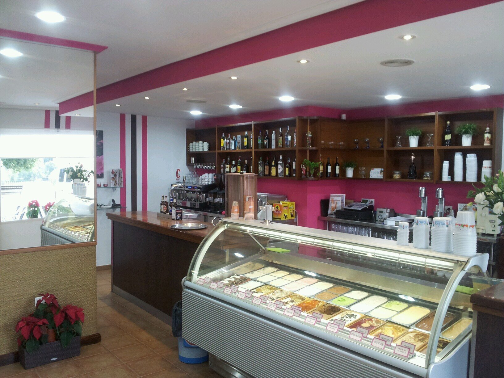 heladeria cafeteria ladis (david rico) el mejor helado de cordoba con el mejor ambiente.