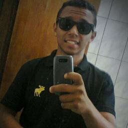 Sou Aquele que  ninguem consegue ser :D ...Sou alegre, amo meus amigos,não gosto de ver eles  tristes ..