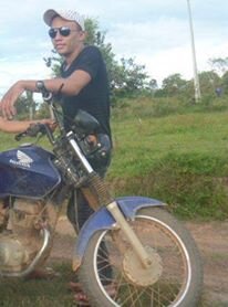 amo estudar;andar de moto e alem de tudo adoro a minha familha e minha vida...